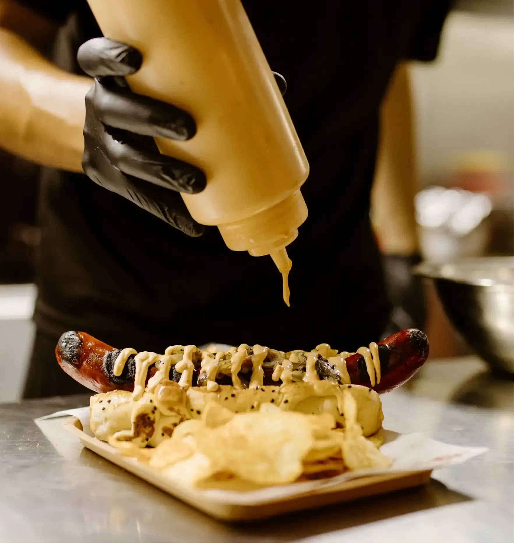 Hot dog con papas recién servido
