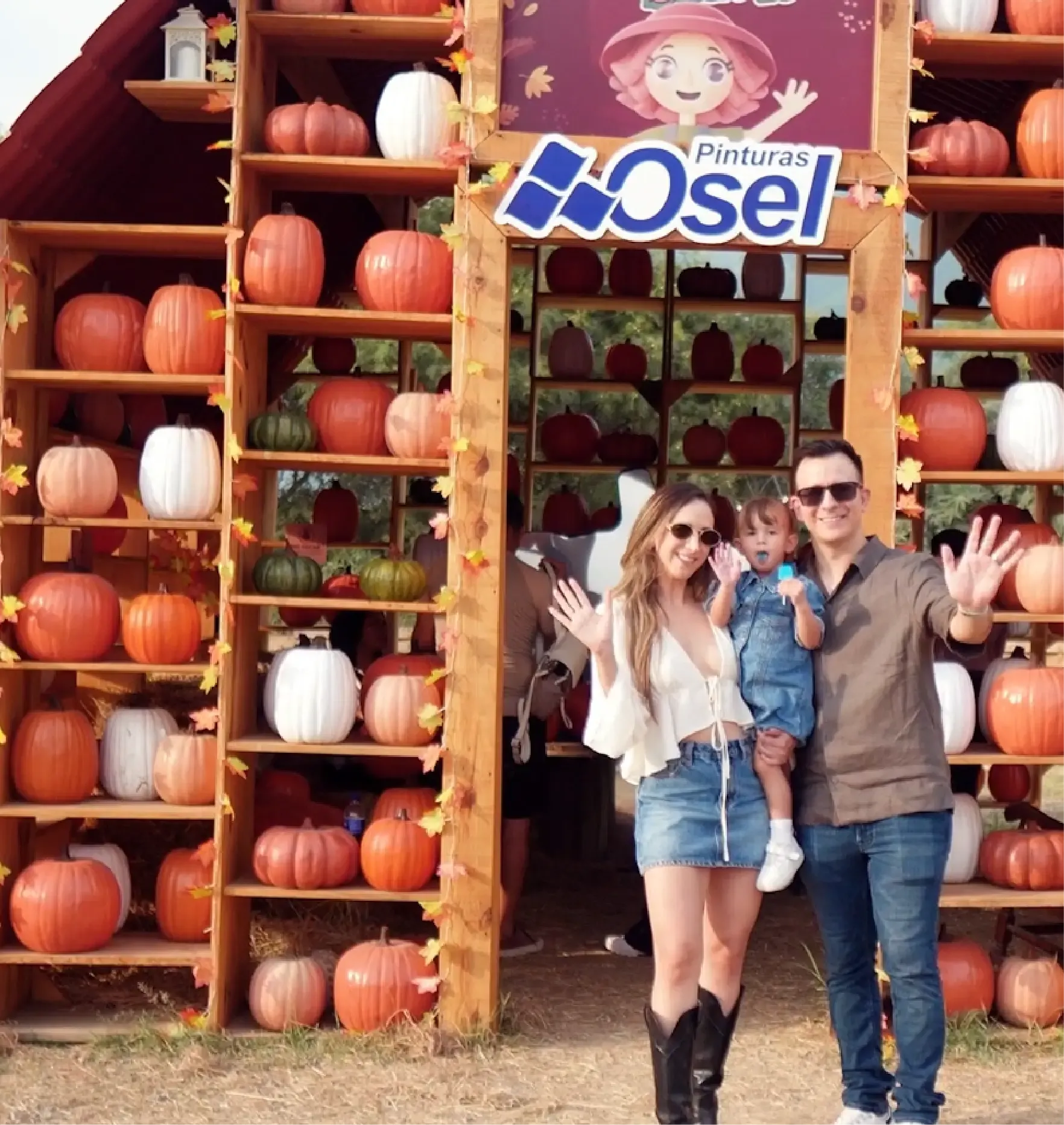 Pareja frente a los estantes de calabazas