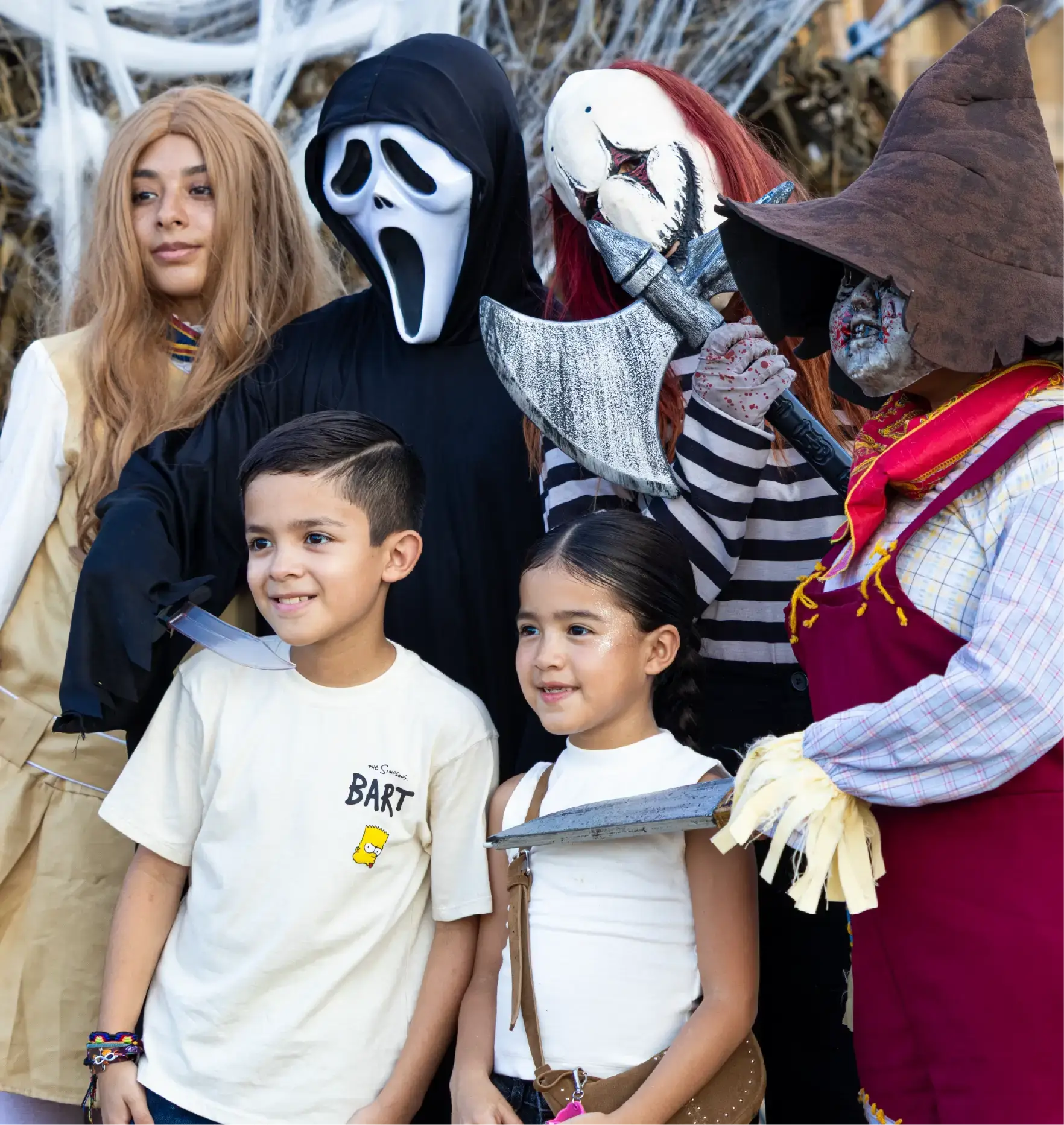 Niños posan con los monstruos de la Casa de los Espantos