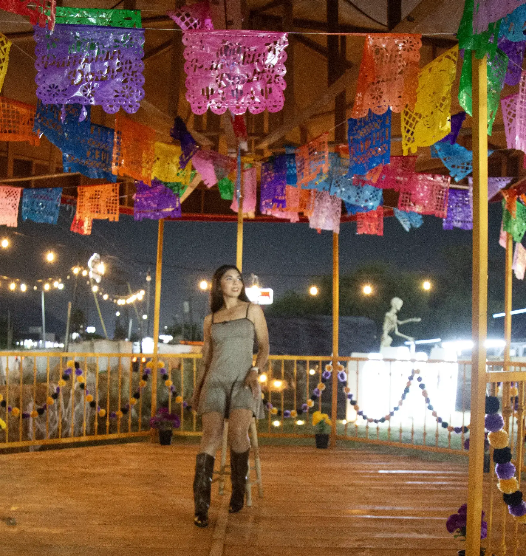 Kiosco iluminado bajo papel picado