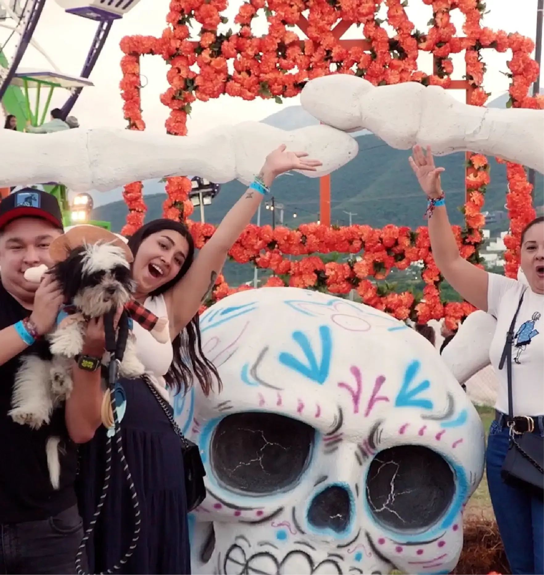 Visitantes posan junto a una calavera gigante